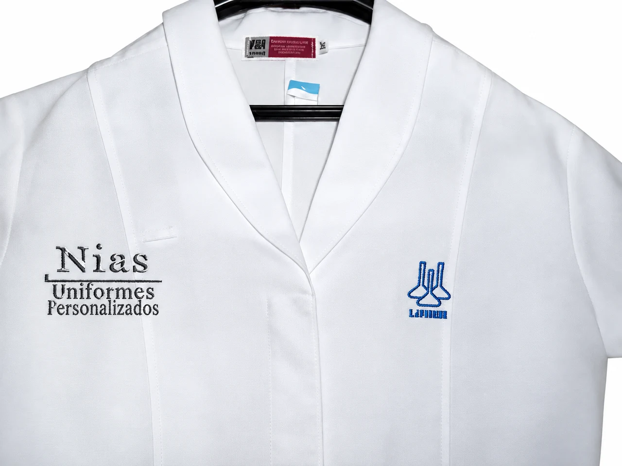 Jaleco hospitalar branco com bordado da Nias Uniformes Personalizados