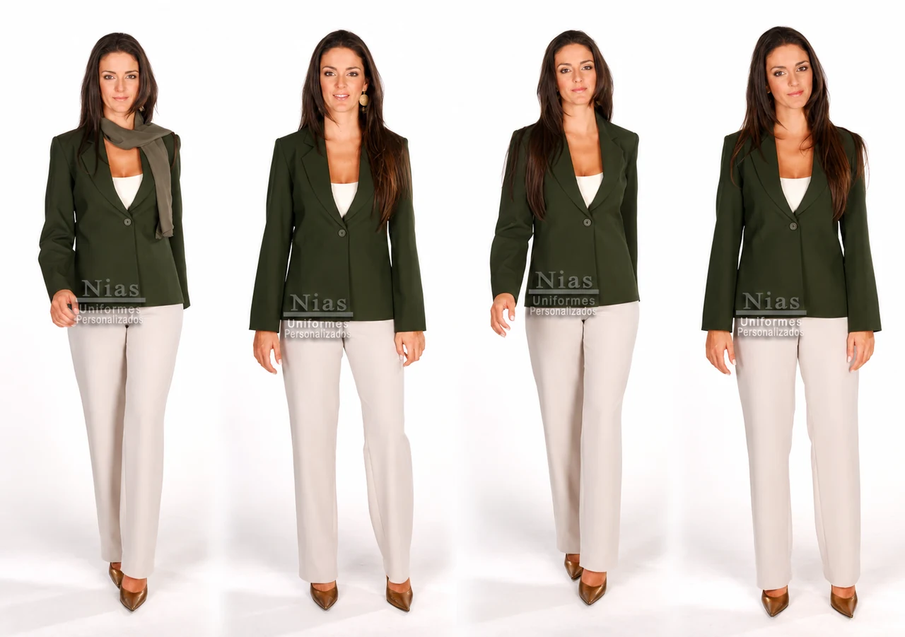 Uniforme executivo feminino com blazer verde-oliva, calça bege e lenço