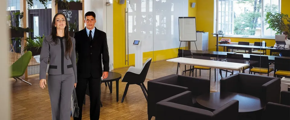Executiva e executivo com uniformes em escritório
