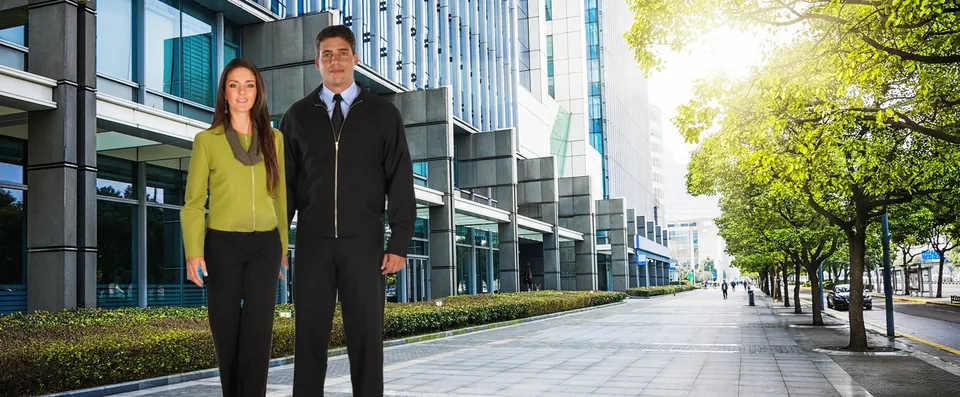 Profissionais com uniformes sociais em centro empresarial